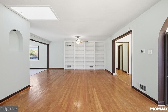 Building Photo - 303 Mansfield Rd