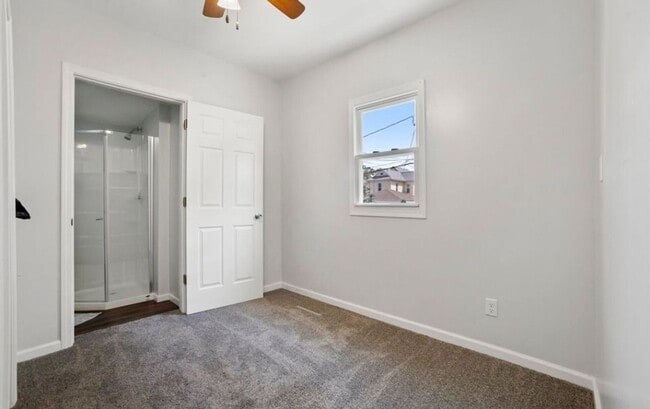 Building Photo - $1350 | 3 Bedroom 2 Bath | Fenced in backyard | Central A/C | Pet Friendly