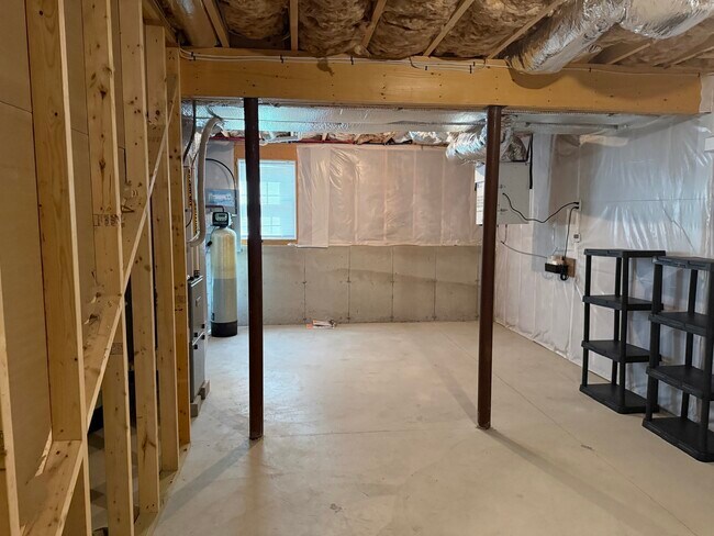 Building Photo - 10 Shamrock Ln