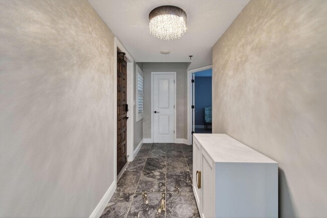 Building Photo - 372 Golfview Rd