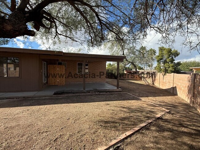 Building Photo - Four Bedroom Home Located in East Tucson Neighborhood