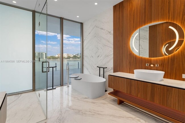 Building Photo - 5 Grove Isle Dr