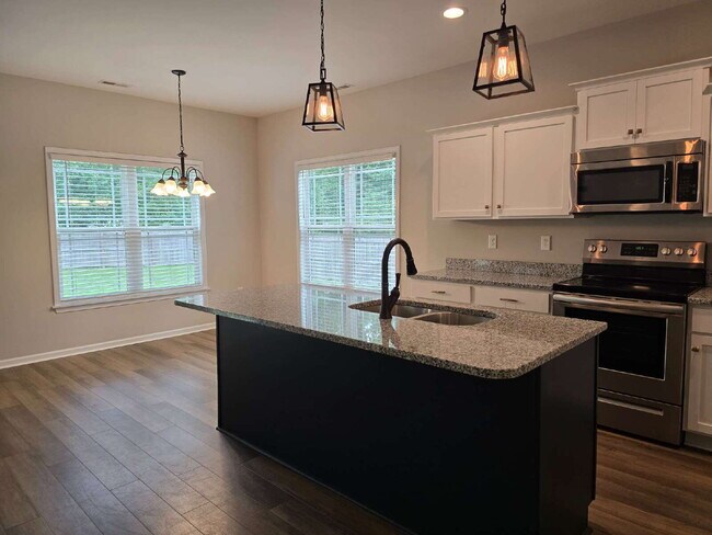 Building Photo - Beautiful 3-Bedroom Home with Bonus Room, Modern Finishes & a Huge Fenced Backyard