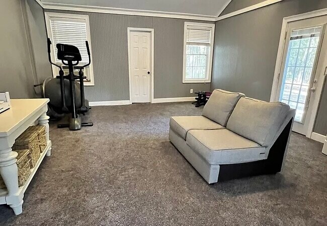 Building Photo - 561 Russell Rd