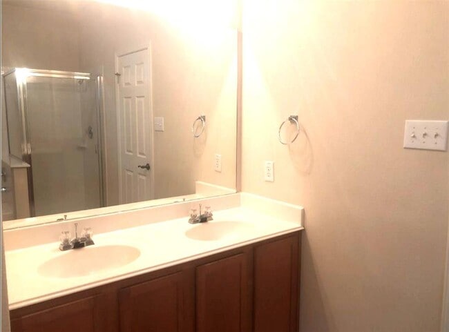 Building Photo - 1009 Middle Brook Dr