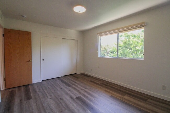Building Photo - 298 Country Club Dr