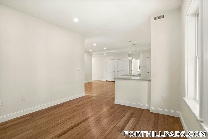 Building Photo - 137 Thornton St