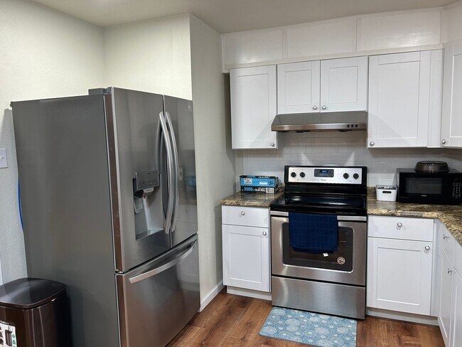 Building Photo - 4BR/3BA located close to Sacred Heart Hosp...