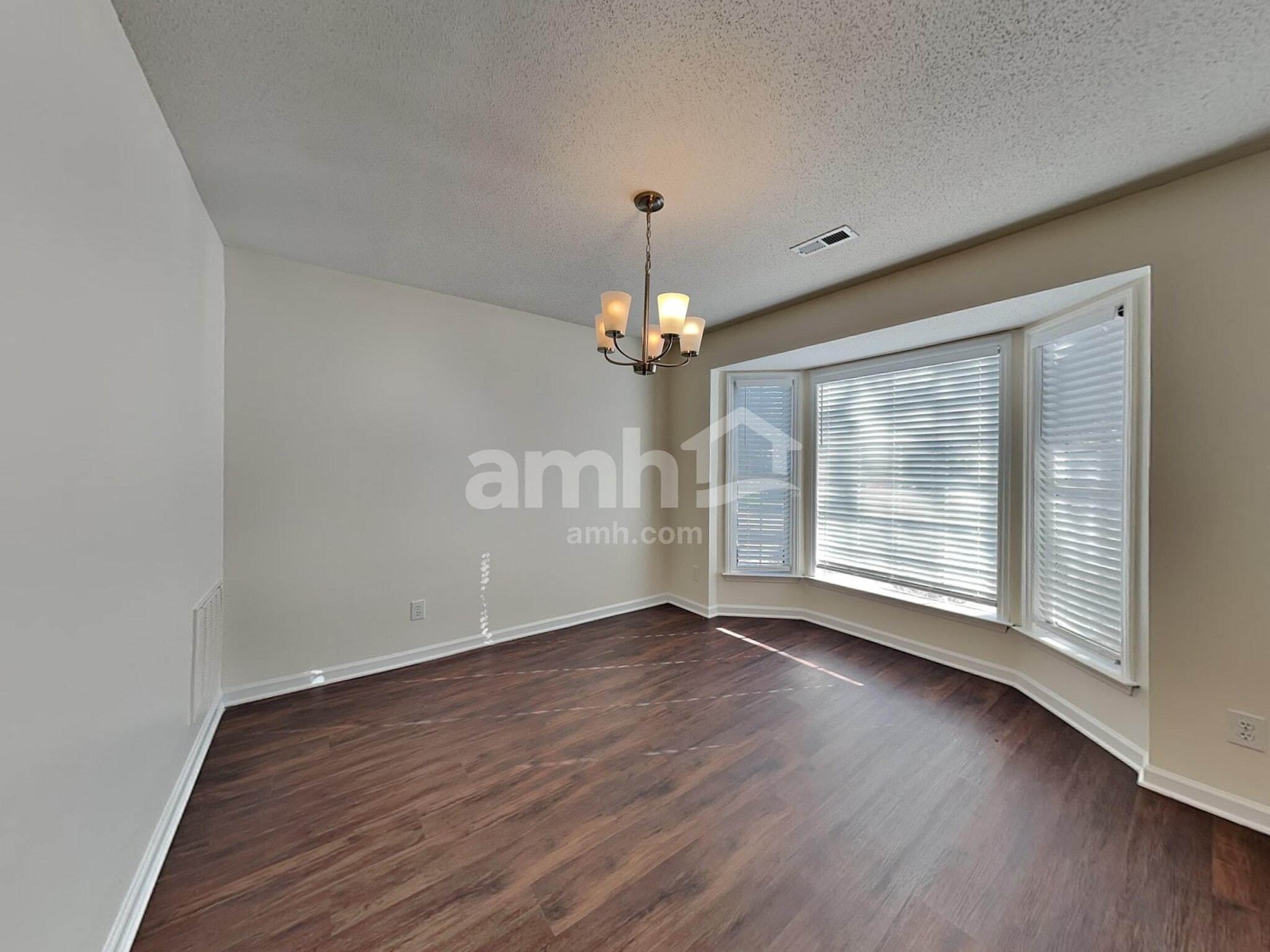 Building Photo - 5918 Highland Grove Dr