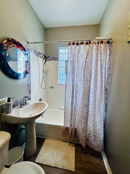 Building Photo - 7353 S Kenwood Ave