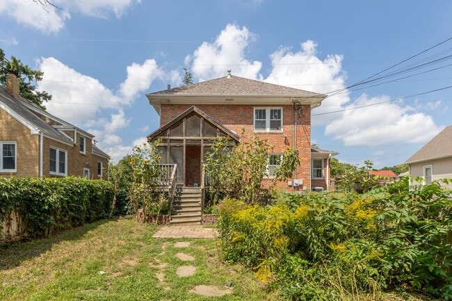 Building Photo - Charming 4 Bed, 2 Bath Home Steps from Elmwood Park