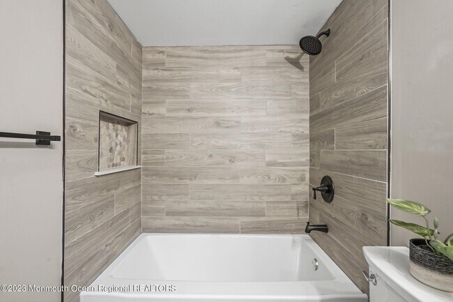 Building Photo - 7 Tulip Ln