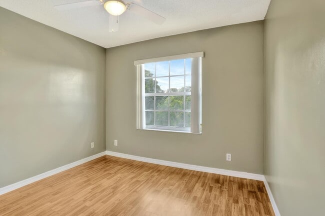 Building Photo - 4066 Cresent Creek St