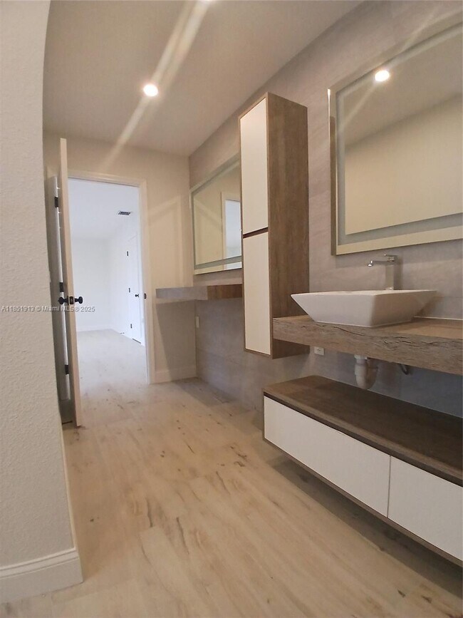 Building Photo - 1070 SW 135th Pl