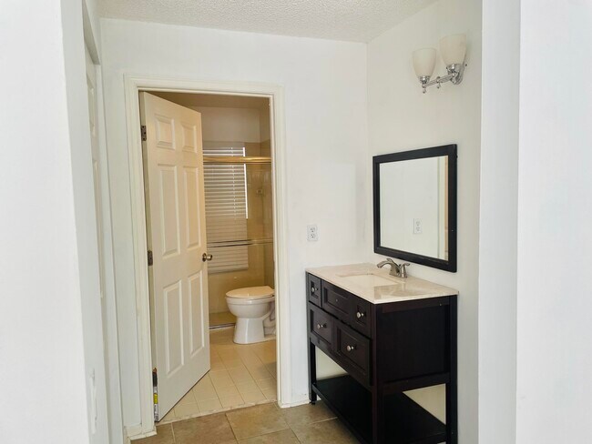 Building Photo - 7093 Middlebury Dr