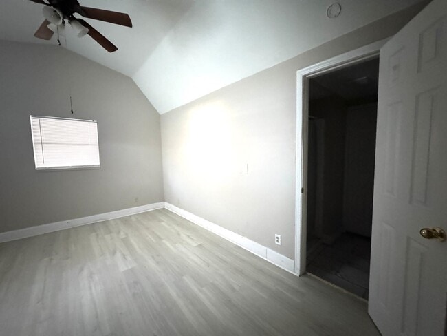 Building Photo - 16066 N Loop Dr