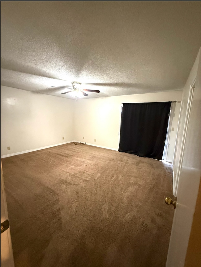 Building Photo - 3 bedroom 2 bath home located in quiet neighborhood