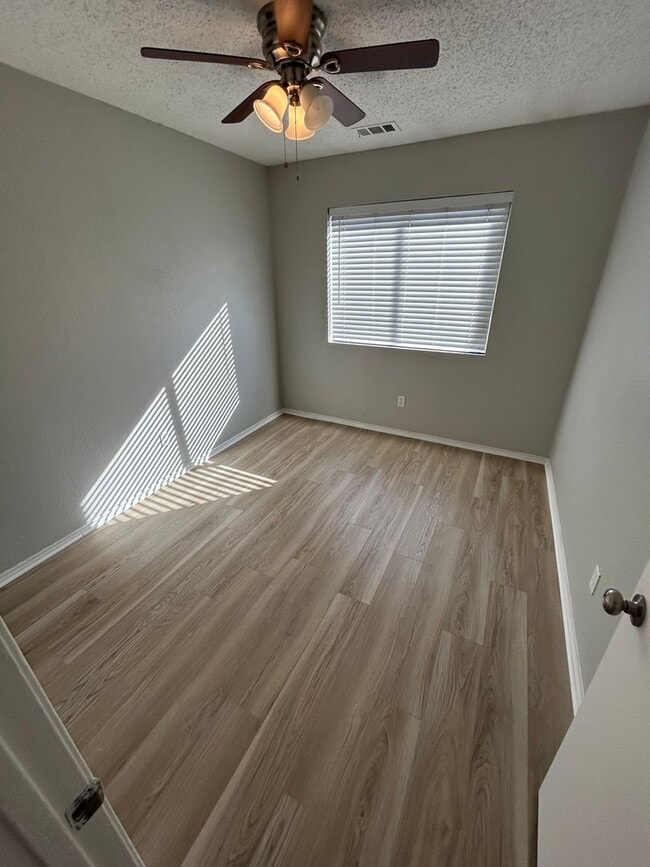 Building Photo - An unbeatable location that offers both convenience and luxury.