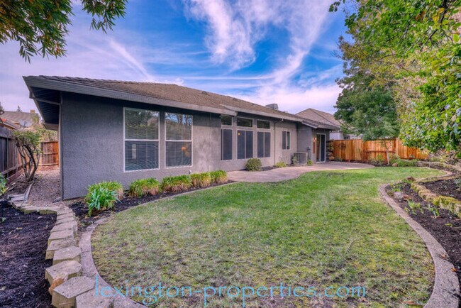 Building Photo - Modern, Single-story Home, in Exclusive Gated Golf course Community - Heritage at Diamond Oaks.