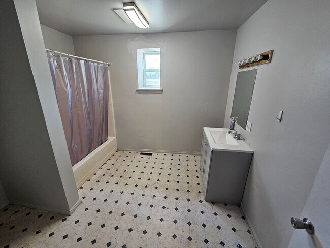 Building Photo - 1328 Lehman St
