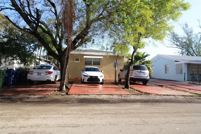 Building Photo - 317 SE 2nd St