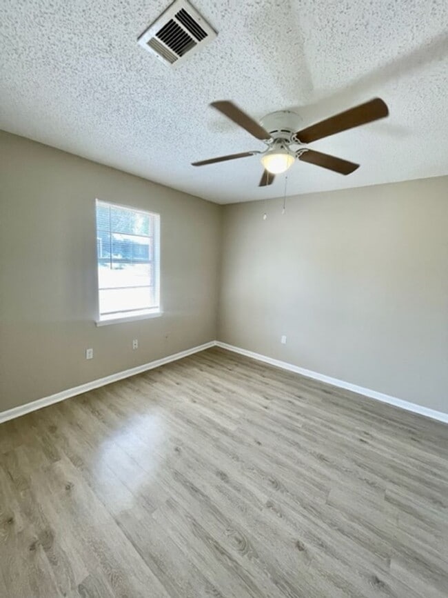 Building Photo - 816 Horseshoe Dr