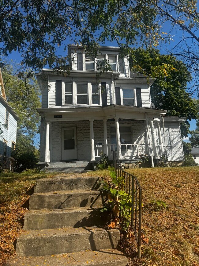 Primary Photo - 5 Bedroom 2 bath