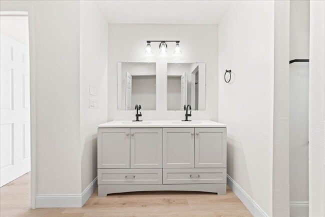 Building Photo - Stunning Newly Rehabbed Single-Family Home — Modern Design • Near Beach, Shopping & Dining!