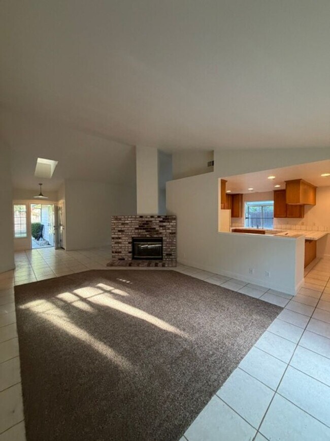 Building Photo - Beautiful Freshly Painted 3 Bedroom and 2 Bathroom Home in Carmichael $2,995.00 + Water