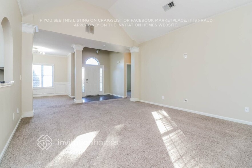 Building Photo - 960 Soaring Dr NE