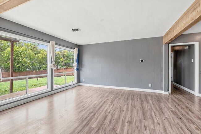 Building Photo - Modern Open Floor Plan