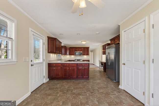 Building Photo - 741 East Ave