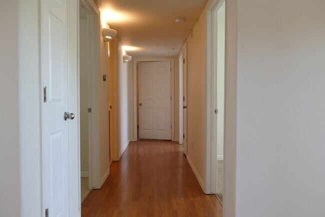 Building Photo - Beautiful Ground Floor 3-Bed 2-Bath Condo ...