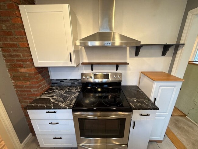 Building Photo - 1070 SW 16th Ave