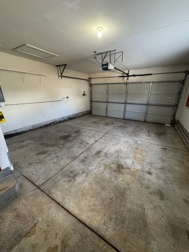 Building Photo - "Charming 2-Bedroom Retreat with Ample Space in Wichita's Serene South Willo-Esque Court!"