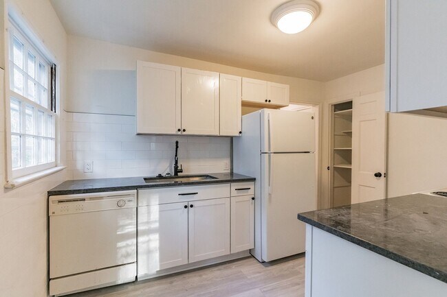 Building Photo - 1017 W End Blvd