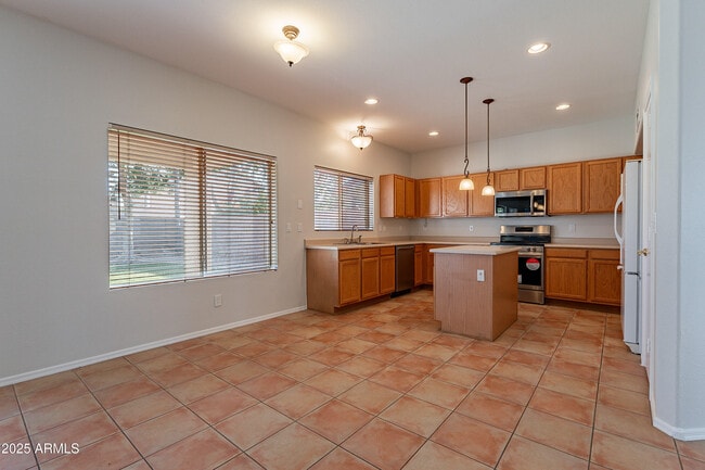 Building Photo - 2421 W Indigo Dr
