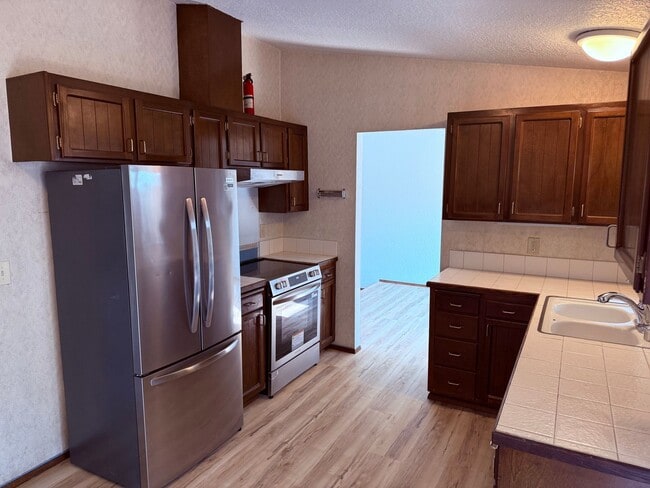 Building Photo - Large 3 BR 2.5 Bath Fenced Yard New Carpet...