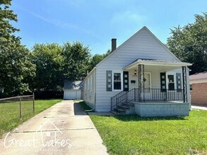 Building Photo - Cozy 2 Bedroom 1 Bathroom now available fo...