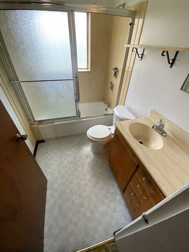 Building Photo - Tacoma 2bdr 1 bath house w/ 2 car garage