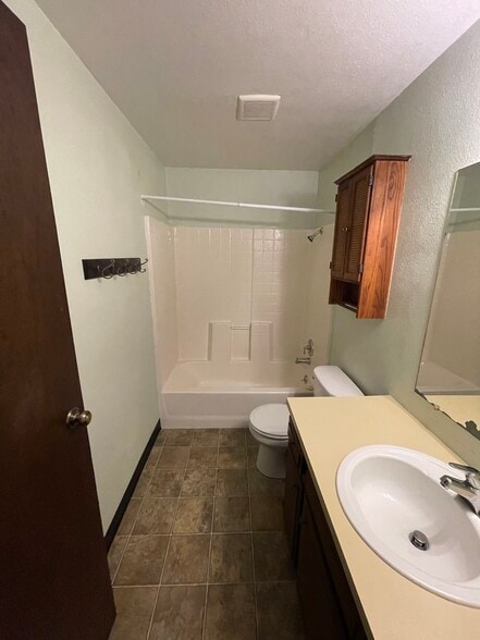 Building Photo - 100 SW Ruckel St