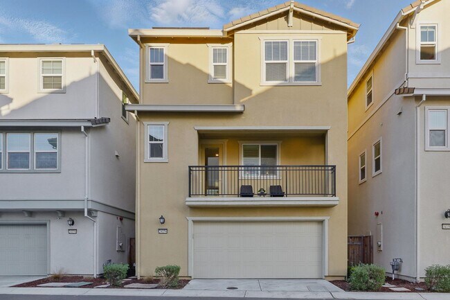 Building Photo - Modern, Bay View, 2 year old, 3 Bedroom, 3...