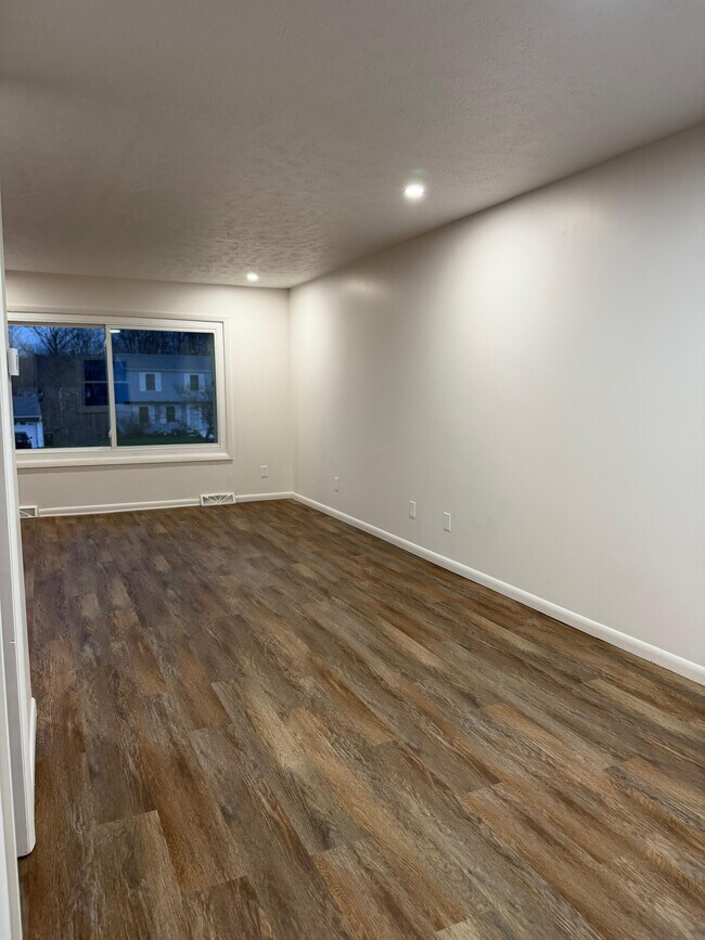 Building Photo - 6686 Deer Ct