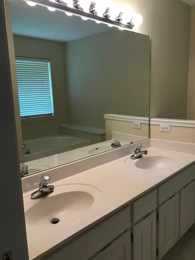 Building Photo - 517 Samana Way