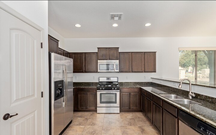 Building Photo - 4428 E Wildhorse Dr