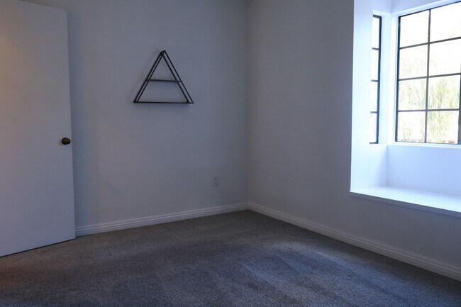 Building Photo - Spacious 3 bedrooms 3 full baths home in Chula Vista