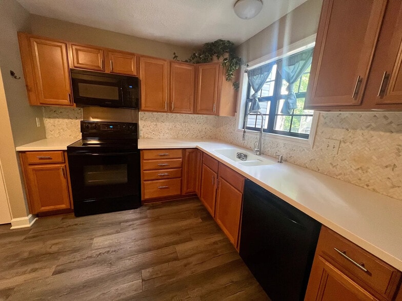 Building Photo - Room in Townhome on Willow Bridge Dr
