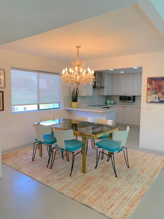 Building Photo - 686 N Palomar Cir