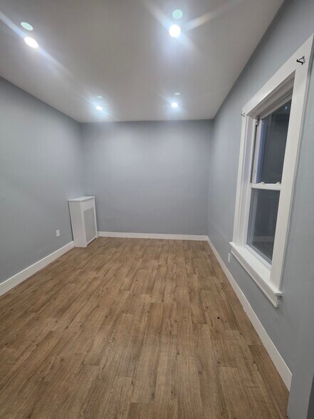 Building Photo - 28 Elm Ave