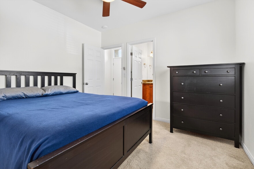 Building Photo - 4046 Iowa St